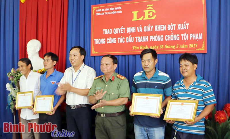 Khen thưởng đột xuất 4 quần chúng dũng cảm bắt trộm