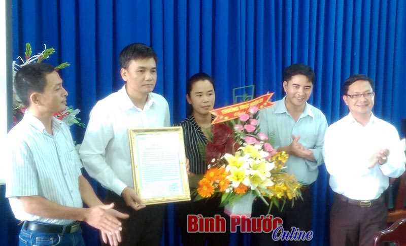 Khen thưởng đột xuất c&aacute;n bộ Trung t&acirc;m Y tế huyện B&ugrave; Đốp