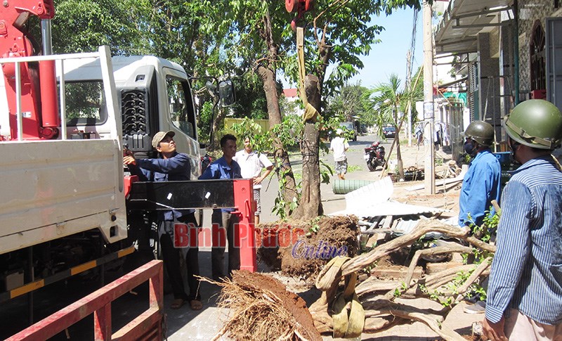 Đồng Xoài ra quân xử lý lấn chiếm lề đường, vỉa hè