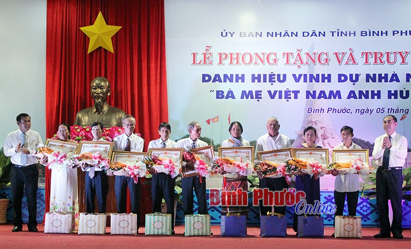 Phong tặng, truy tặng 18 Mẹ Việt Nam anh h&ugrave;ng