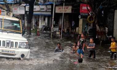 Ấn Độ: Mưa lớn kéo dài nhiều giờ khiến 16 người thiệt mạng