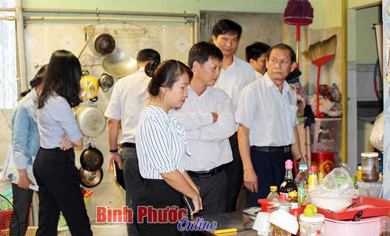 UBMTTQVN&nbsp;tỉnh gi&aacute;m s&aacute;t việc thực hiện ATTP tại Chơn Th&agrave;nh