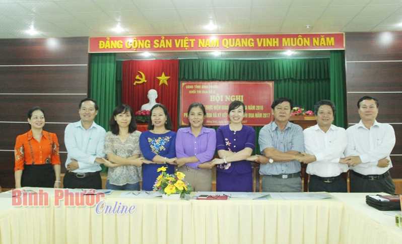 Khối thi đua số 2: Hội n&ocirc;ng d&acirc;n được UBND tỉnh tặng cờ thi đua