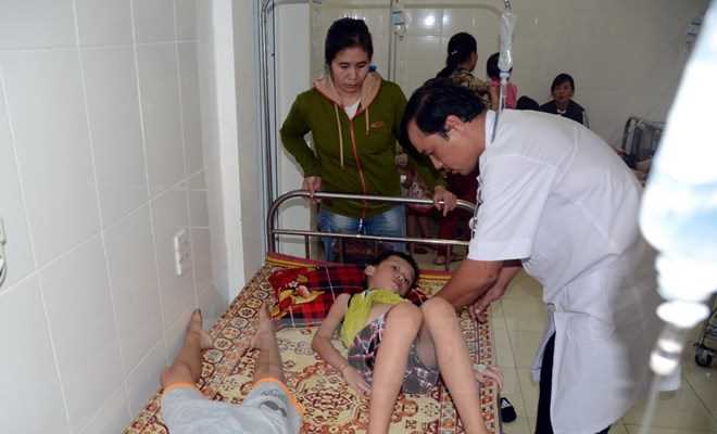 Lại thêm 37 học sinh ở Nghệ An bị ngộ độc do ăn quả ngô đồng