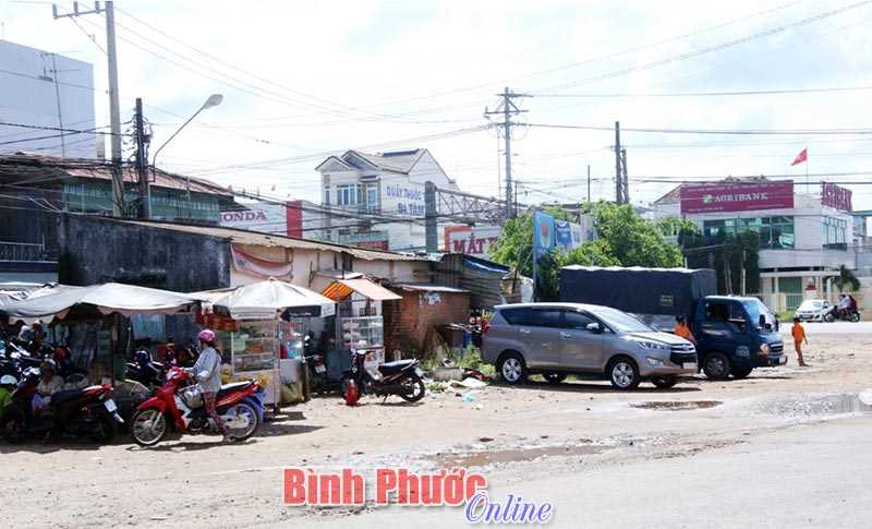 Nhếch nh&aacute;c ở ng&atilde; tư trung t&acirc;m huyện lỵ