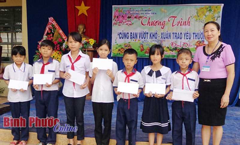 Nhiều hoạt động thiết thực &ldquo;V&igrave; đ&agrave;n em th&acirc;n y&ecirc;u&rdquo; ở Đồng Ph&uacute;