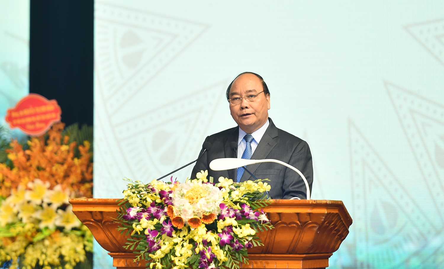 Thủ tướng: B&agrave;i học đầu ti&ecirc;n đối với DN Nh&agrave; nước l&agrave; c&ocirc;ng t&aacute;c c&aacute;n bộ