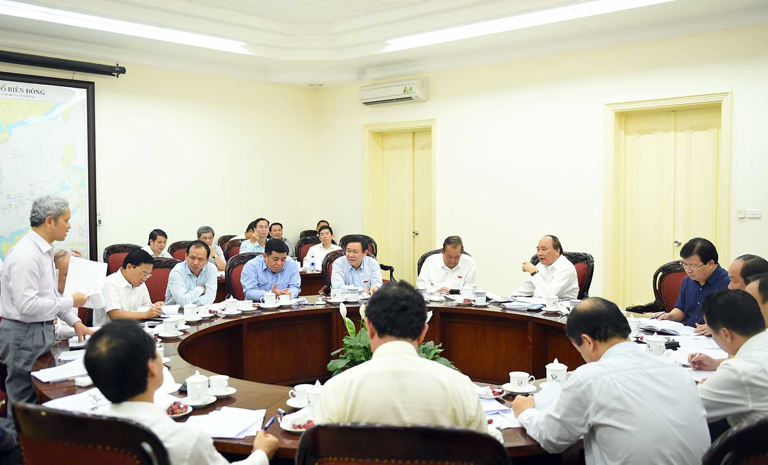 Thủ tướng họp về kịch bản tăng trưởng GDP năm 2017