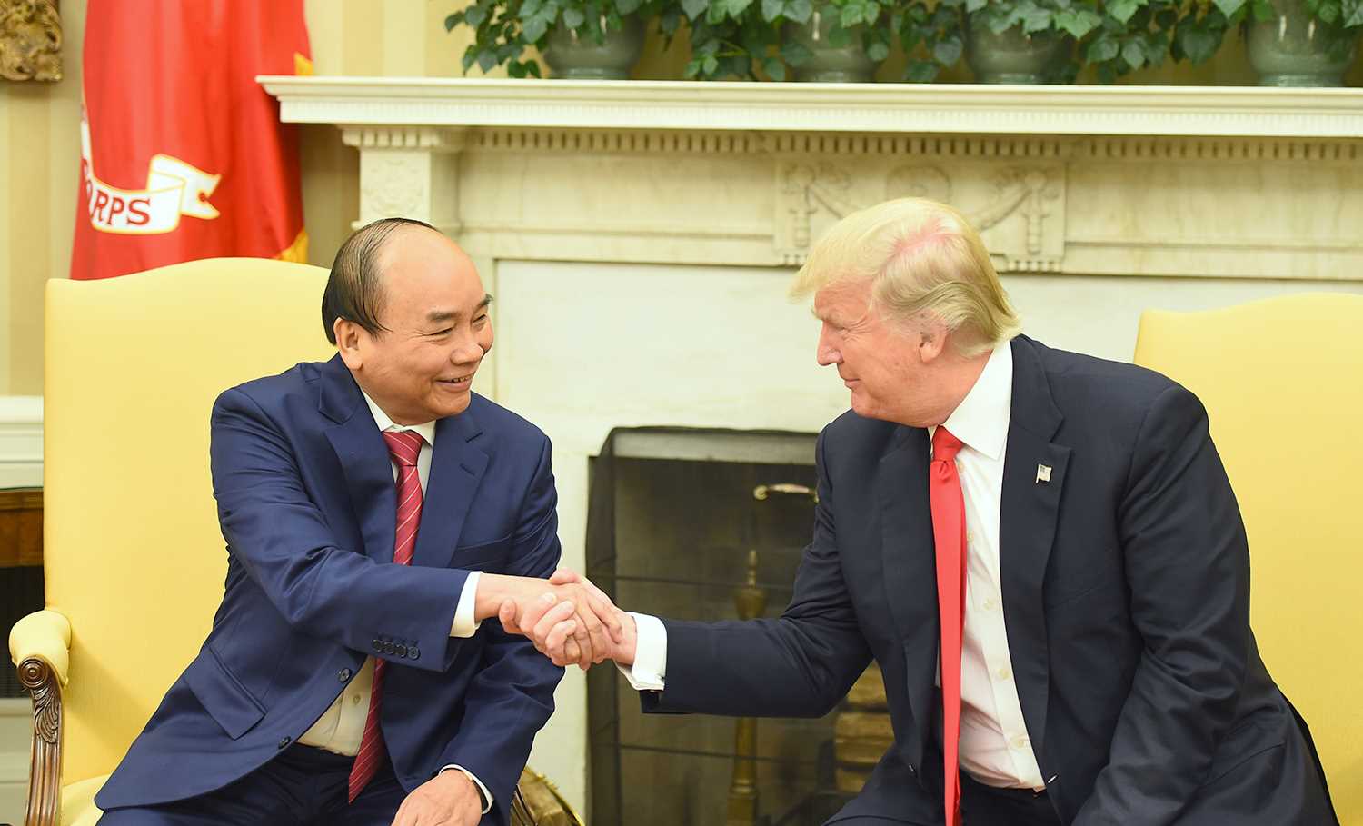 Thủ tướng Nguyễn Xu&acirc;n Ph&uacute;c hội đ&agrave;m với Tổng thống Donald Trump