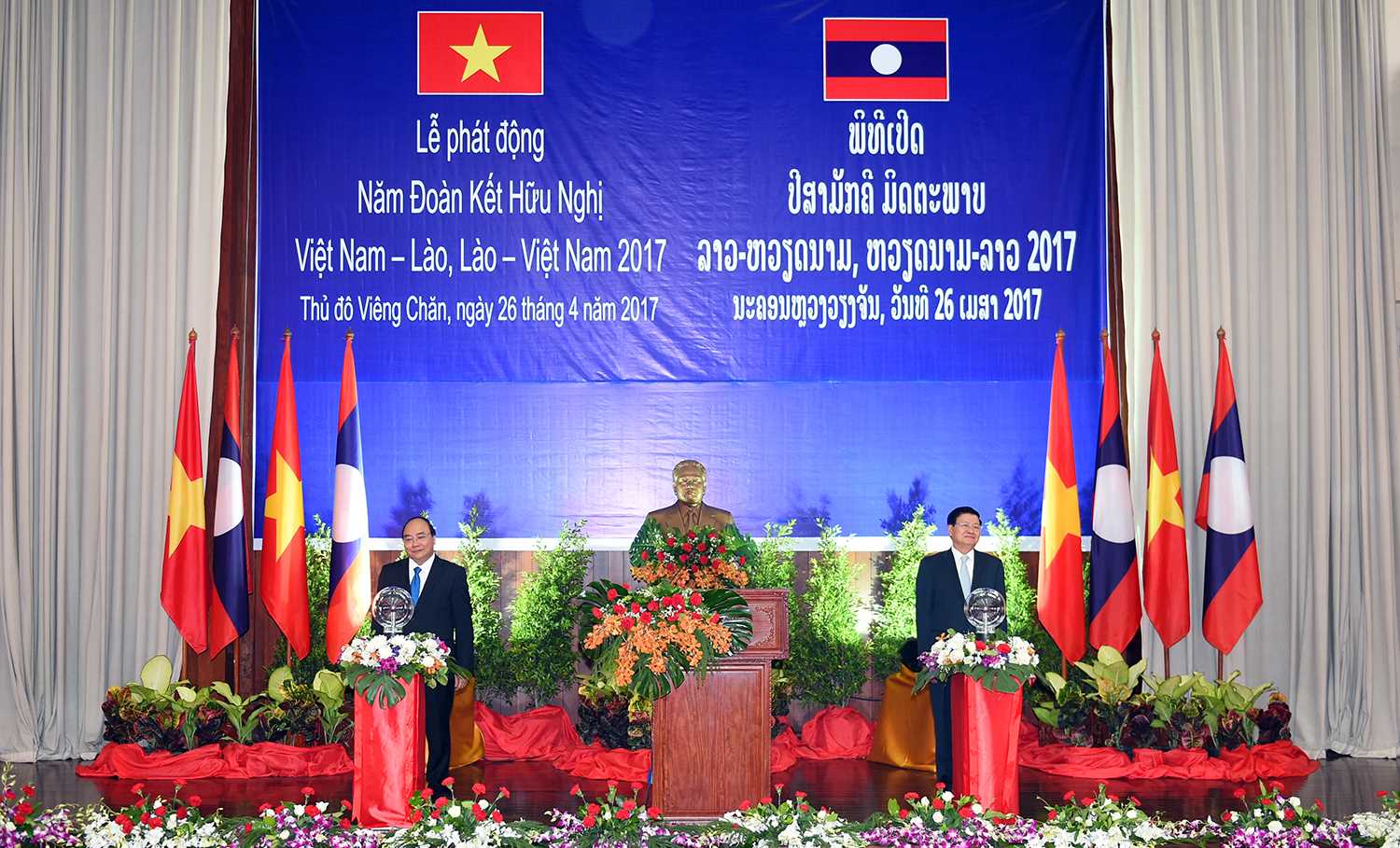 Hai Thủ tướng Việt Nam, L&agrave;o ph&aacute;t động Năm Đo&agrave;n kết hữu nghị 2017