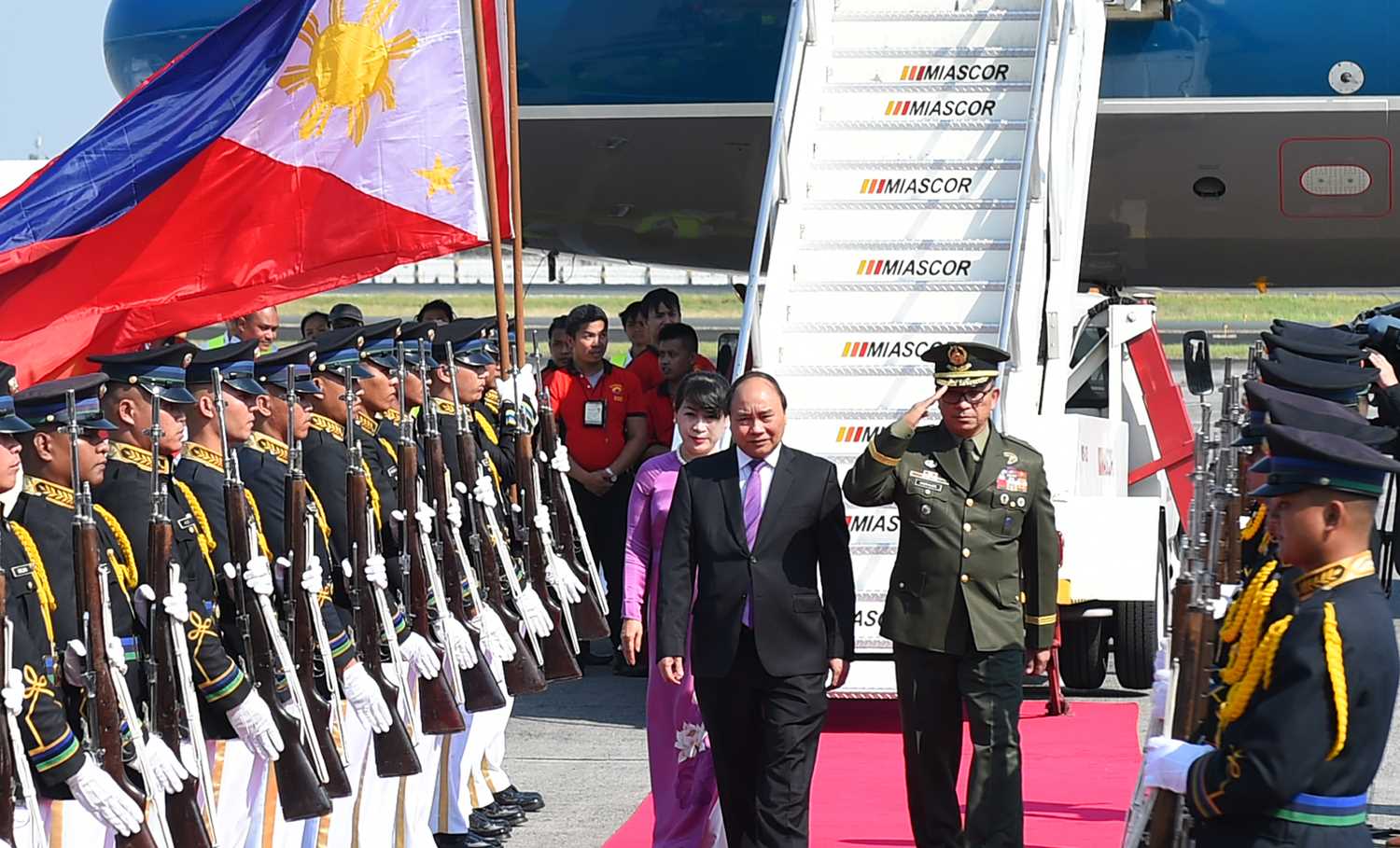 Thủ tướng đến Manila bắt đầu chuyến tham dự Hội nghị Cấp cao ASEAN