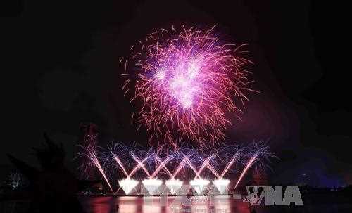 S&ocirc;ng H&agrave;n rực s&aacute;ng trong đ&ecirc;m khai mạc Lễ hội ph&aacute;o hoa quốc tế