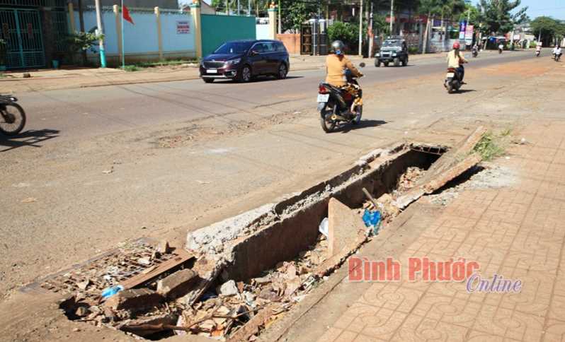 Ảnh ph&ecirc; b&igrave;nh: Cống sụt l&uacute;n g&acirc;y nguy hiểm tr&ecirc;n ĐT759