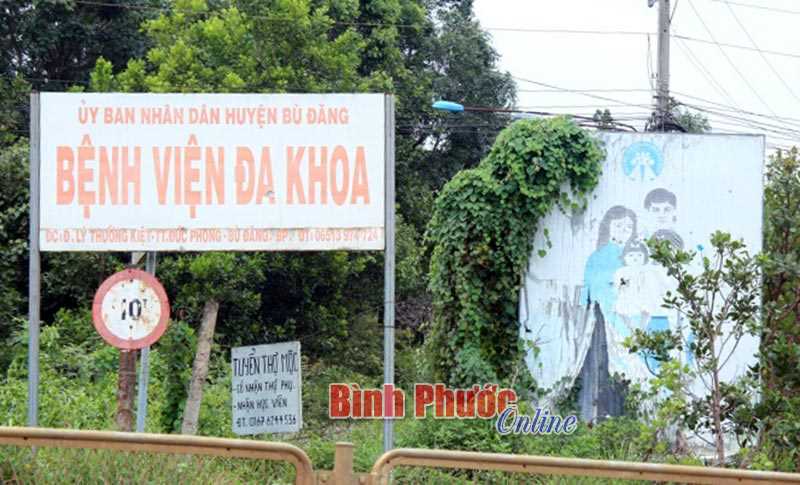 Pa-n&ocirc; nhếch nh&aacute;c trước bệnh viện