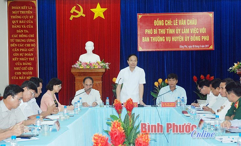 Ph&oacute; b&iacute; thư Tỉnh ủy L&ecirc; Văn Ch&acirc;u l&agrave;m việc với Ban Thường vụ Huyện ủy Đồng Ph&uacute;