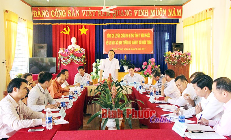 Ph&oacute; b&iacute; thư T&igrave;nh ủy L&ecirc; Văn Ch&acirc;u l&agrave;m việc tại x&atilde; Nghĩa Trung