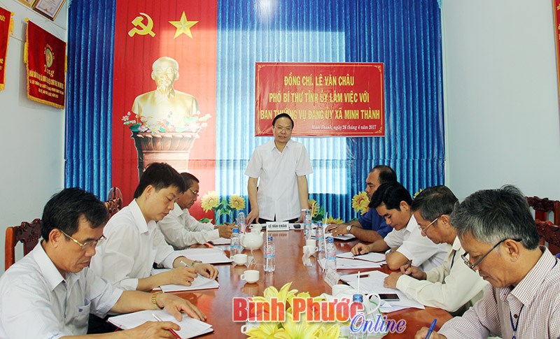 Ph&oacute; b&iacute; thư Tỉnh ủy L&ecirc; Văn Ch&acirc;u l&agrave;m việc với Đảng ủy x&atilde; Minh Th&agrave;nh