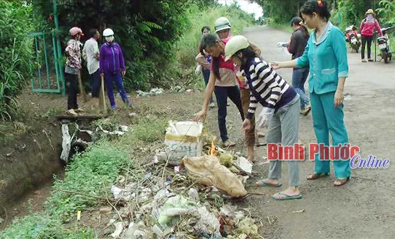 Phụ nữ Lộc Ninh chung tay bảo vệ môi trường