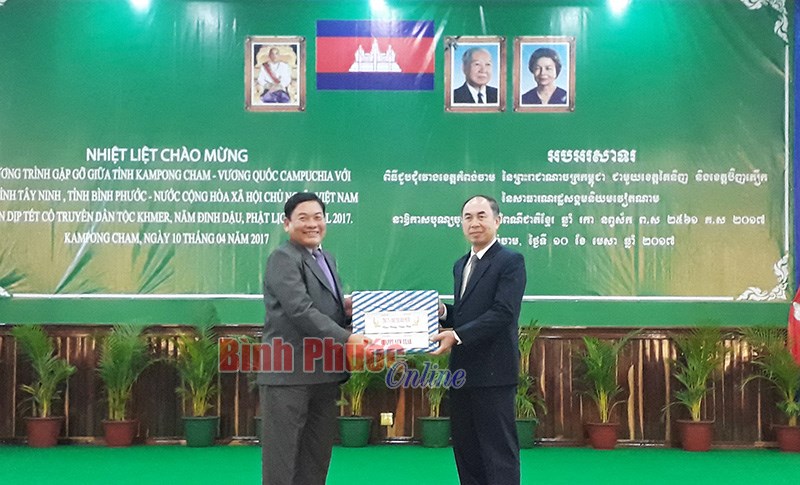 L&atilde;nh đạo tỉnh ch&uacute;c tết c&aacute;n bộ, nh&acirc;n d&acirc;n tỉnh Kampong Cham, Vương quốc Campuchia