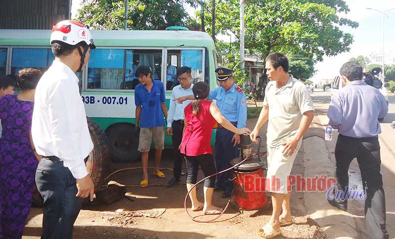 Phú Riềng kiểm tra, xử lý hành vi lấn chiếm hành lang an toàn đường bộ