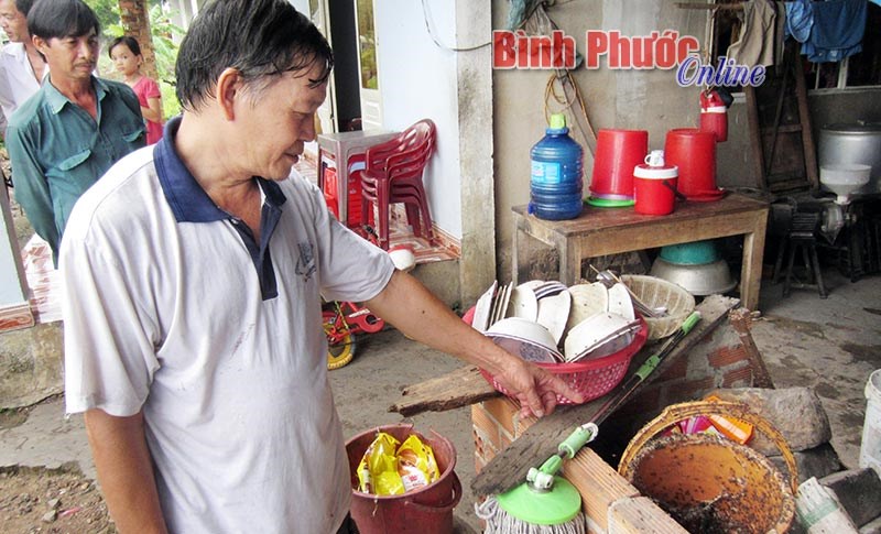 Ruồi tấn công các hộ dân xóm Bàu Cam