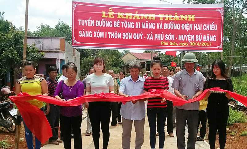 Phú Sơn khánh thành đường bê tông đầu tiên làm theo cơ chế đặc thù