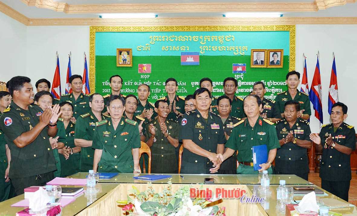 Giao ban giữa LLVT B&igrave;nh Phước v&agrave; Kratie