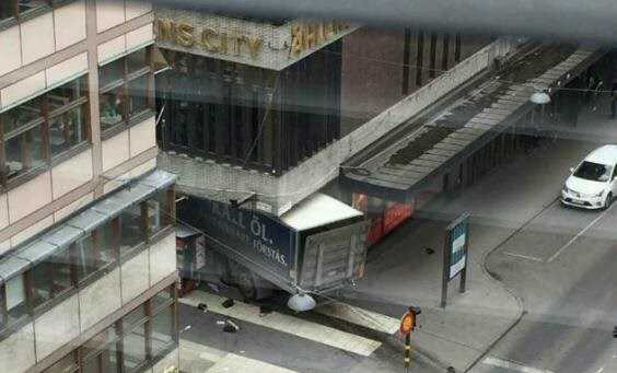 Phát hiện thiết bị khả nghi trong chiếc xe tải "tử thần" ở Stockholm