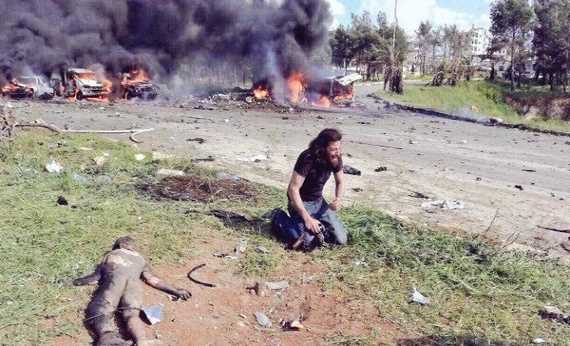 Rúng động cảnh nhiếp ảnh gia bất lực khuỵu gối bên em bé Syria chết vì bom