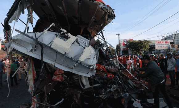 Xe tải chạy ngược chiều gây tai nạn thảm khốc khiến 11 người tử vong