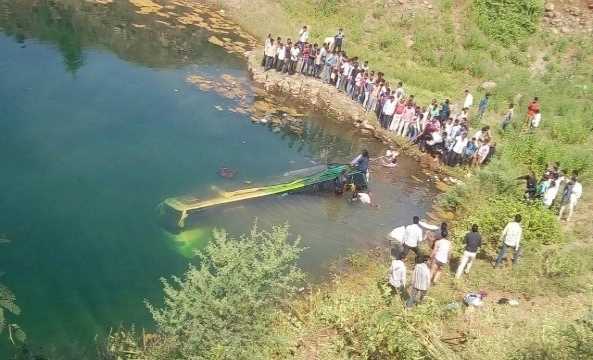 Xe buýt lao xuống sông khiến ít nhất 43 người thiệt mạng