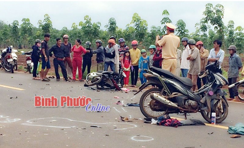 Hai xe máy tông nhau ở Bình Sơn, 1 người chết, 4 người bị thương