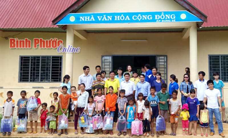 Tặng 20 phần quà cho thiếu nhi ấp Bưng Sê