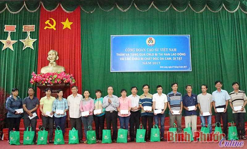 Trao 61 suất quà cho công nhân bị tai nạn lao động và trẻ em khuyết tật