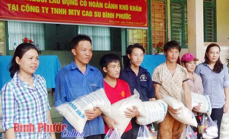 359 công nhân hoàn cảnh khó khăn được tặng quà