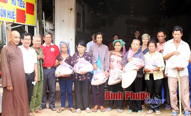 Tặng quà người nghèo ở Minh Lập