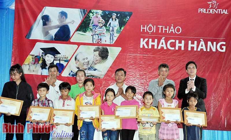 Prudential phối hợp Báo Bình Phước tặng quà học sinh nghèo hiếu học