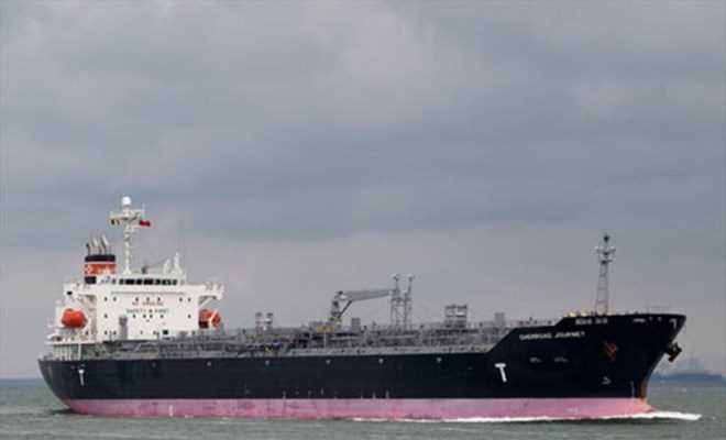 Tàu nước ngoài chở hơn 1.700 tấn dầu mắc cạn gần đảo Phú Quý
