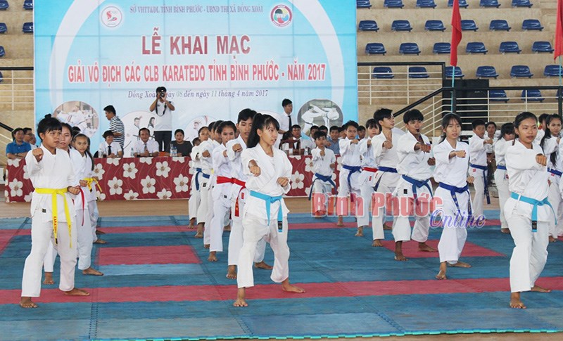 422 VĐV dự giải vô địch karatedo Bình Phước năm 2017