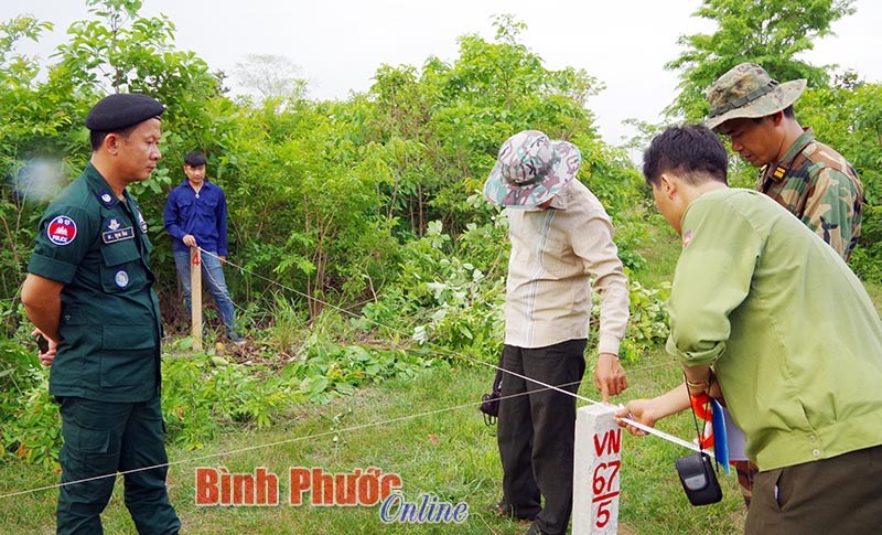 Thi&ecirc;ng li&ecirc;ng nhiệm vụ tăng d&agrave;y cột mốc quốc giới