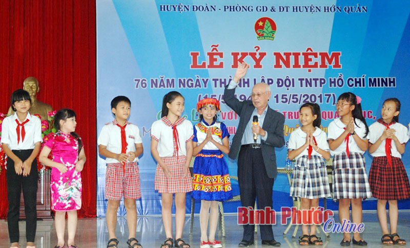 Thiếu nhi Hớn Quản giao lưu với nhạc sĩ Trương Quang Lục