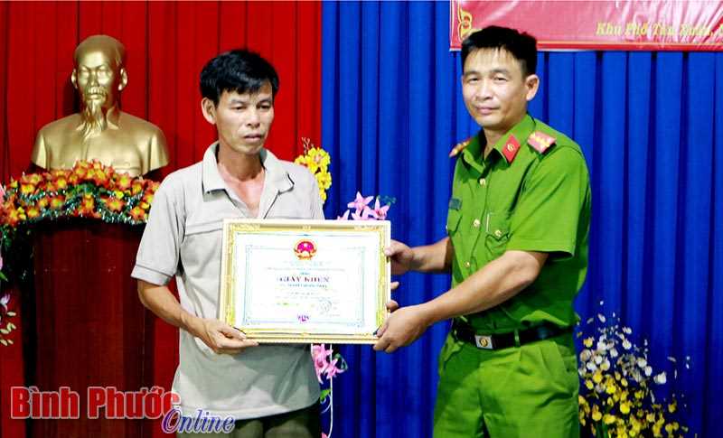 Khen đột xuất quần ch&uacute;ng tố gi&aacute;c tội phạm