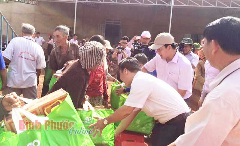 100 phần quà tặng hộ nghèo xã Phú Riềng