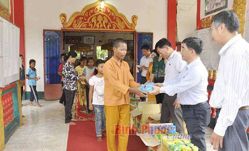 Đại biểu Quốc hội tỉnh tiếp x&uacute;c cử tri tại Lộc Ninh, B&igrave;nh Long