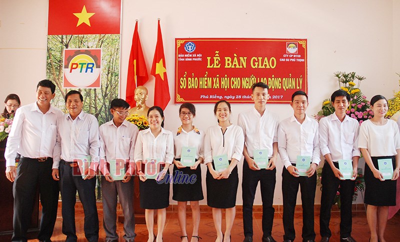 Trao sổ bảo hiểm - gắn kết niềm tin