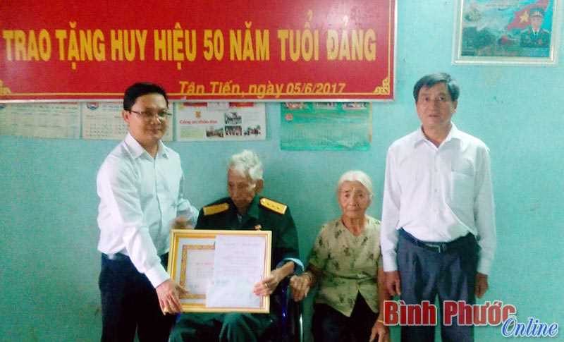 Trao Huy hiệu 50 năm tuổi Đảng (đột xuất) cho đảng vi&ecirc;n Bế Quang An