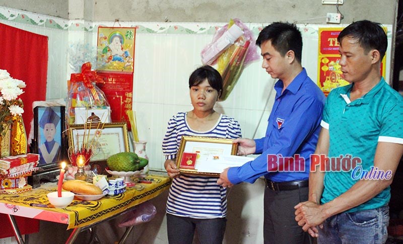 Truy tặng huy hiệu “Tuổi trẻ dũng cảm” cho học sinh lớp 2 quên mình cứu bạn