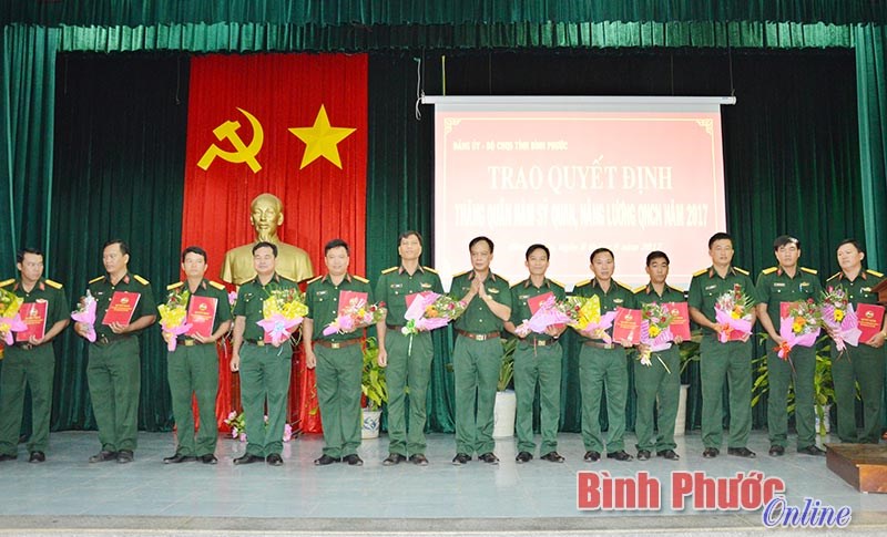 Trao quyết định thăng qu&acirc;n h&agrave;m v&agrave; n&acirc;ng lương cho 81 sĩ quan, qu&acirc;n nh&acirc;n chuy&ecirc;n nghiệp