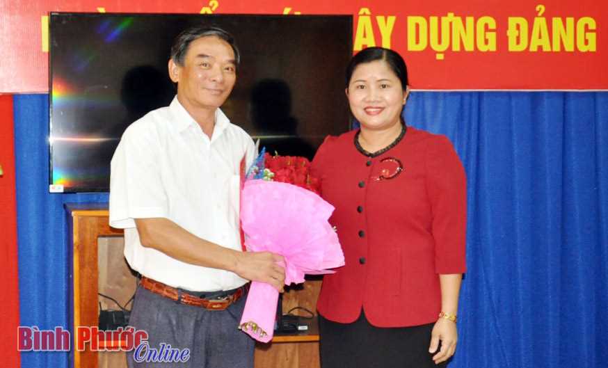 Trao quyết định nghỉ hưu cho nguy&ecirc;n Ph&oacute; trưởng ban Thường trực Ban Tổ chức Tỉnh ủy