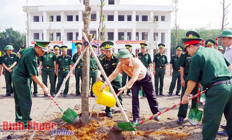 Ph&aacute;t động trồng c&acirc;y đời đời nhớ ơn B&aacute;c Hồ vĩ đại